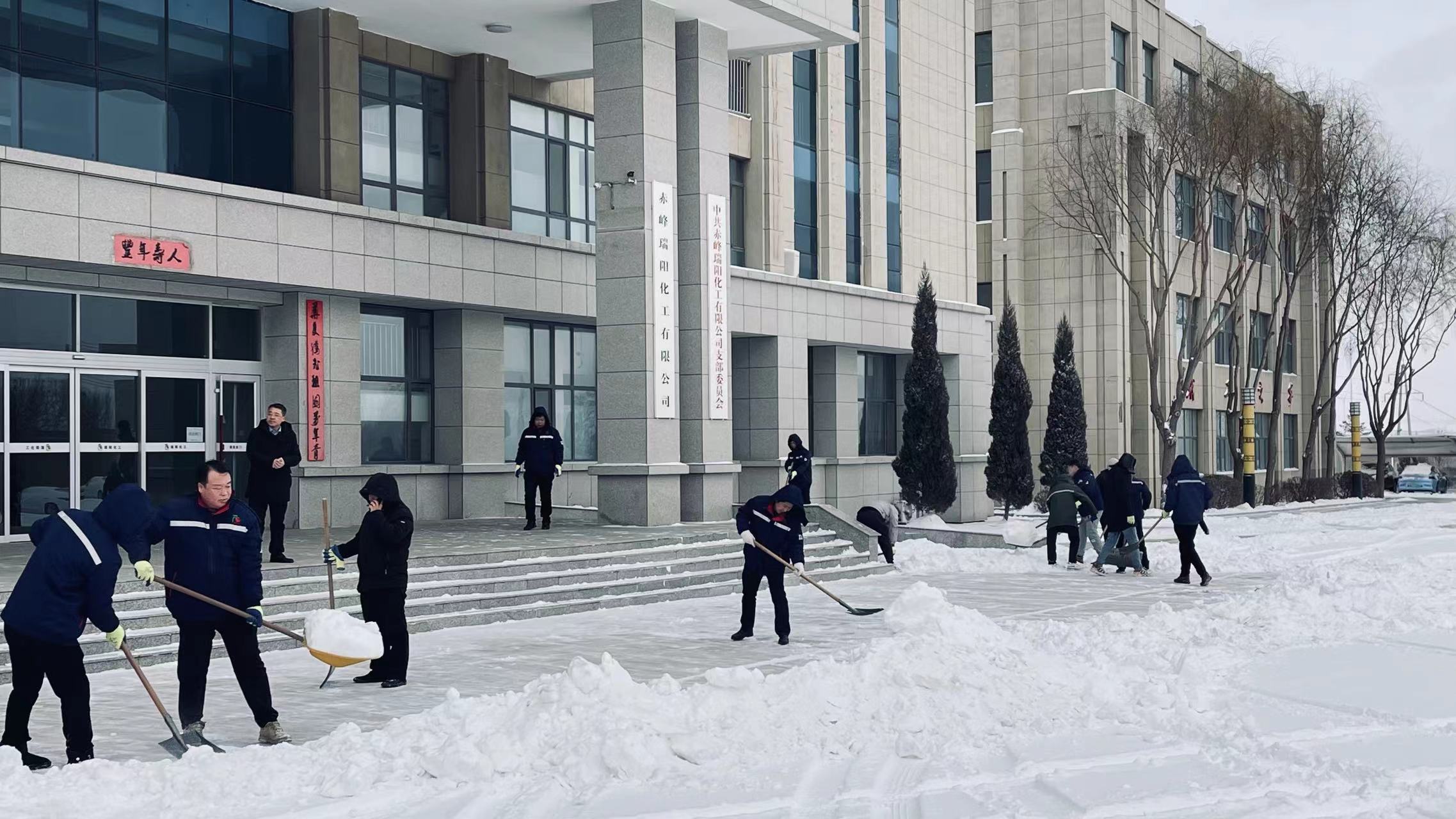 不畏嚴(yán)寒，除雪保安全出行