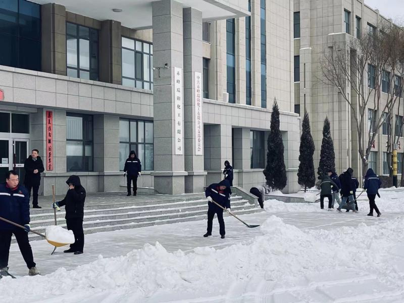 不畏嚴(yán)寒，除雪保安全出行